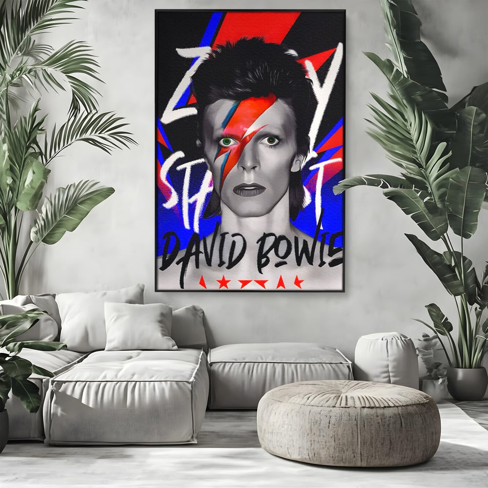 Tablou canvas cu tablou canvas cu portretul lui david bowie, in rama de aluminiu negru, pe perete intr-un living
